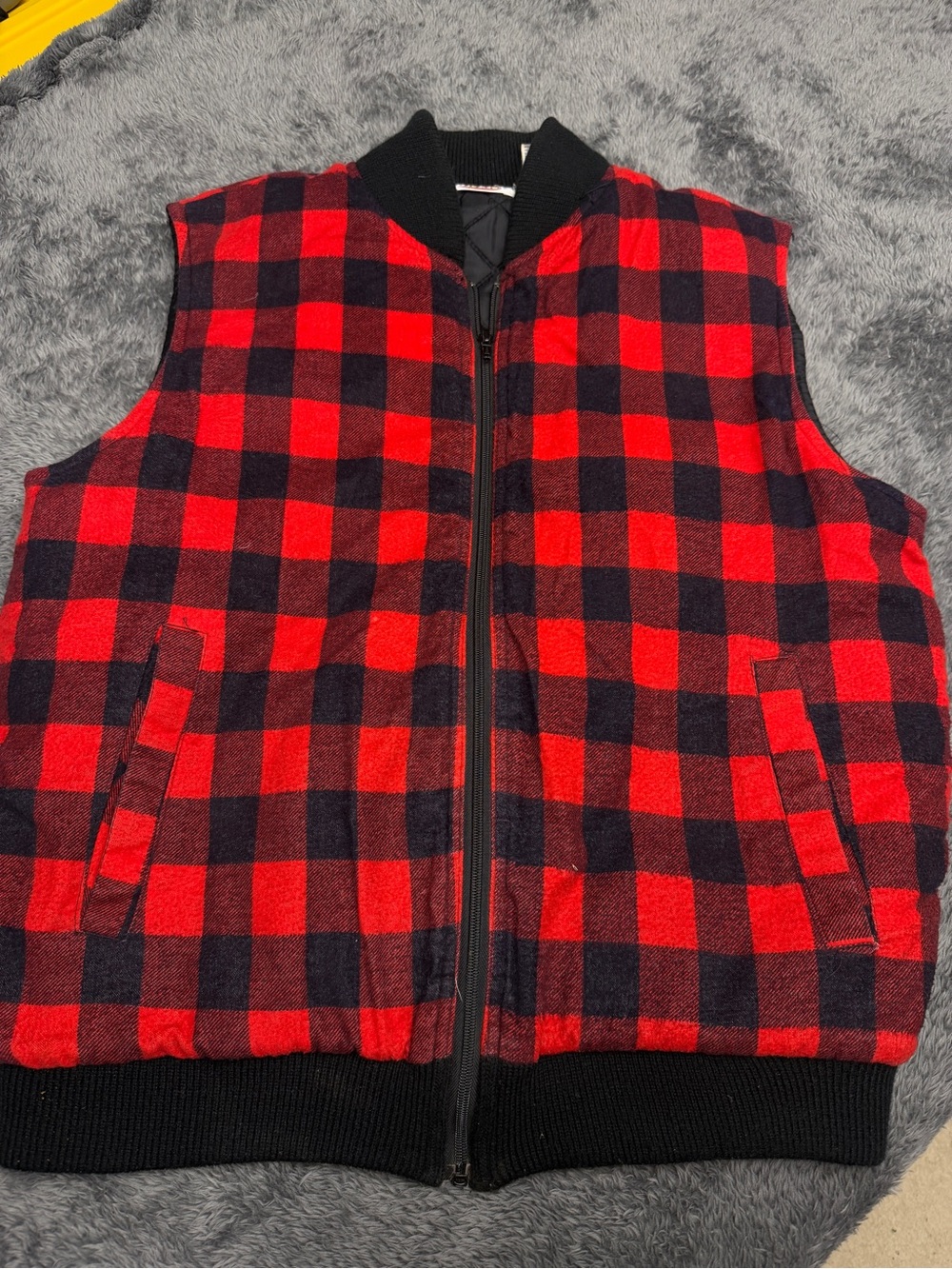 Dickies Buffalo Plaid Quilted Vest in Men’s Medium!